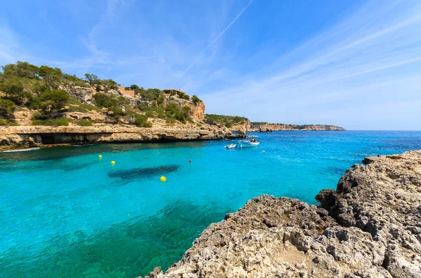 Αλιευτικό Σκάφος Στη Θάλασσα Στον Κόλπο Του Cala Llombards Νησί — Φωτογραφία Αρχείου