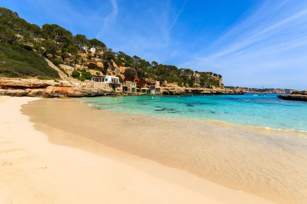 Zandstrand Een Prachtige Baai Met Azuurblauwe Zeewater Cala Llombards Eiland — Stockfoto