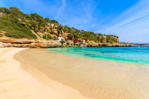 Homokos Strand Gyönyörű Öbölben Azúrkék Tenger Vízzel Cala Llombards Mallorca — Stock Fotó