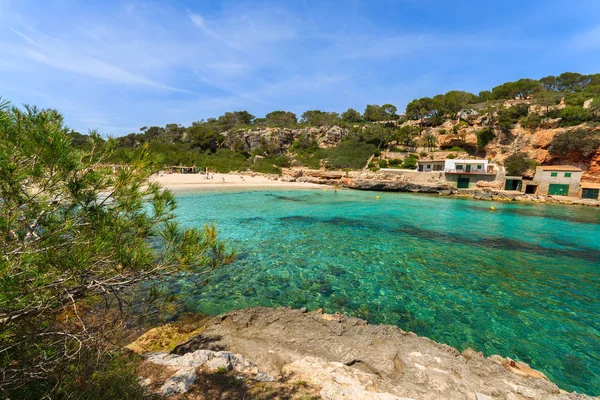 Sziklák Bay Beach Azúrkék Tenger Víz Cala Llombards Mallorca Szigetén — Stock Fotó