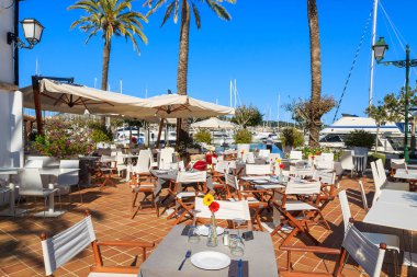 Restoran tablolar Alcudia şehirde, Mayorka Adası, İspanya