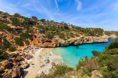 Güzel plaj defne masmavi deniz su, Cala des Moro, Mayorka Adası, İspanya