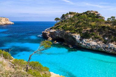 Güzel plaj defne masmavi deniz su, Cala des Moro, Mayorka Adası, İspanya
