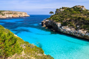 Güzel plaj defne masmavi deniz su, Cala des Moro, Mayorka Adası, İspanya