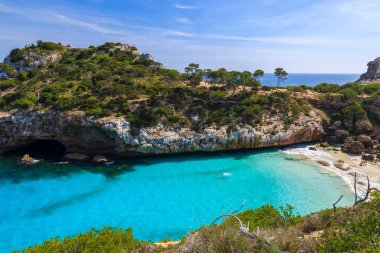 Masmavi deniz suyu Cala des Moro Beach, Mayorka Adası, İspanya