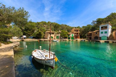 Cala Figuera, Mayorka Adası - 16 Nisan 2013: Balıkçı teknesi yat marina village house, Cala Figuera, Mayorka Adası, İspanya.