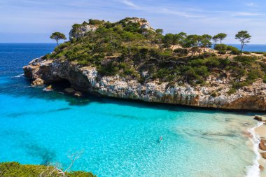 Güzel plaj defne masmavi deniz su, Cala des Moro, Mayorka Adası, İspanya