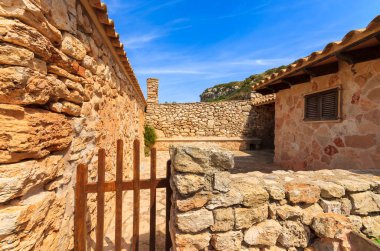 Cala S'Almunia bay, Mayorka Adası, İspanya taş evler