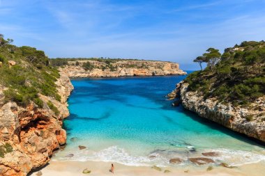 Kimliği belirsiz çekici genç kadın mayo güzel plaj defne masmavi deniz su, Cala des Moro, Mayorka Adası, İspanya