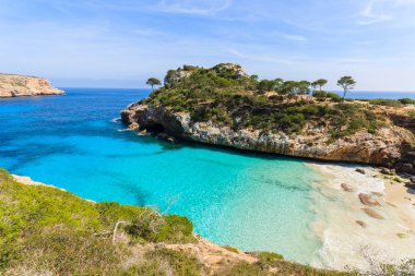 Güzel plaj defne masmavi deniz su, Cala des Moro, Mayorka Adası, İspanya