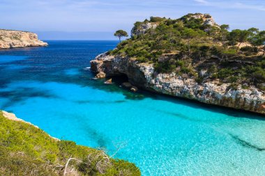 Güzel plaj defne masmavi deniz su, Cala des Moro, Mayorka Adası, İspanya