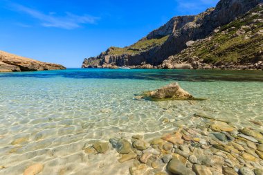 Güzel defne plaj turkuaz Karadeniz Dağları, Cala Figuera üzerinde kap Formentor, Majorca, İspanya