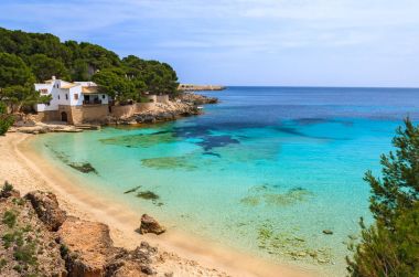 Cala Gat turkuaz deniz plaj ve defne görünümü, Mayorka Adası