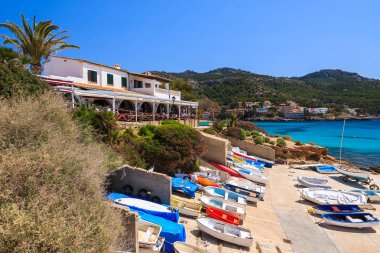 Sant Elm, Mayorka Adası - 18 Nisan 2013: balıkçı tekneleri Sant Karaağaç Köyü, Mayorka Adası kıyısında.