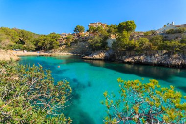 Turkuaz denizde Cala Fornells defne, Mayorka Adası, İspanya