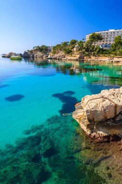 Turkuaz denizde Cala Fornells defne, Mayorka Adası, İspanya