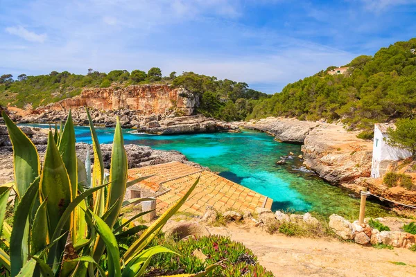 Een Uitzicht Strand Traditionele Huizen Een Dorp Cala Almunia Eiland — Stockfoto