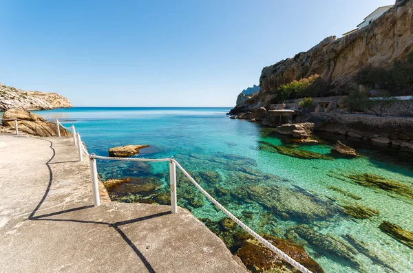 Turkuaz su Cala San Vicente Beach, Mayorka Adası, İspanya