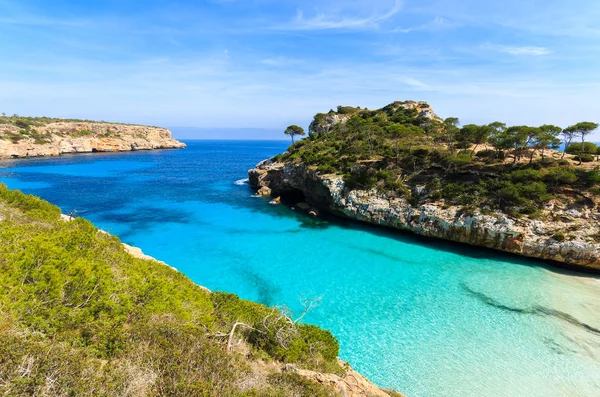 Masmavi deniz suyu Cala des Moro Beach, Mayorka Adası, İspanya