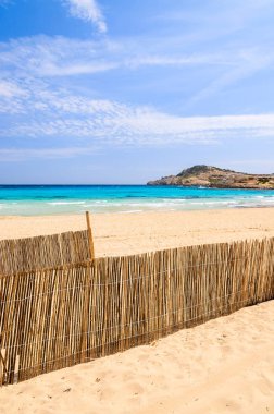 Rüzgar çit Cala Agulla plajda, Mayorka Adası, İspanya