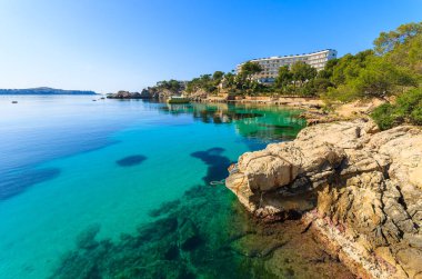 Turkuaz denizde Cala Fornells defne, Mayorka Adası, İspanya