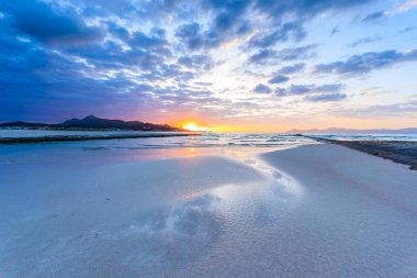 Güzel gündoğumu Alcudia plajda, Mayorka Adası, İspanya