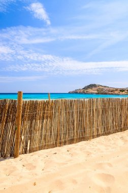 Rüzgar çit Cala Agulla plajda, Mayorka Adası, İspanya