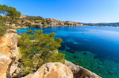 Turkuaz denizde Cala Fornells defne, Mayorka Adası, İspanya