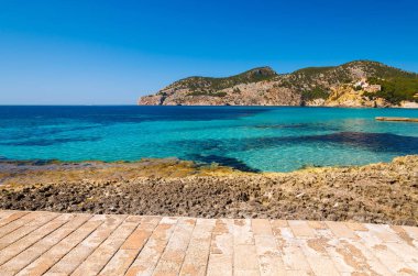 Güzel sahil görünümü turkuaz deniz suyu, Sant Karaağaç, Mayorka Adası, İspanya