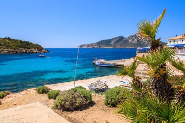 Sant Elm, Mayorka Adası - 18 Nisan 2013: Deniz ve şehirdeki Sant Elm tatil Mayorka Adası, İspanya görünümü.