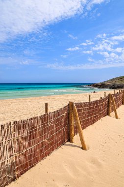 Rüzgar Kuzey Mayorka Adası, İspanya güzel kum plajındaki Cala Mesquida Parmaklığa