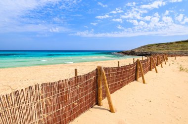 Görünümü güzel Cala Sa Mesquida Beach, Mayorka Adası, İspanya