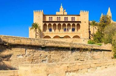Ünlü Almudaina Kraliyet Sarayı şehirde Palma de Mallorca, İspanya