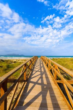 Ahşap yaya köprüsü kum plaj deniz mavi bulutlar gökyüzü, Can Picafort, Majorca, İspanya
