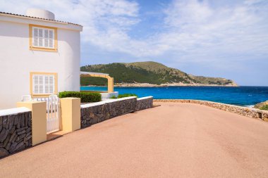 Bay beyaz tatil apartman yol ve deniz görünümü, Cala Ratjada, Mayorka Adası, İspanya