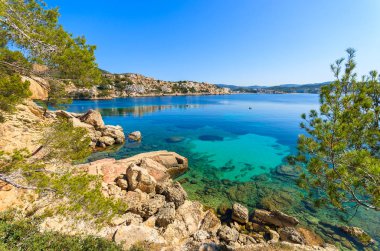Turkuaz denizde Cala Fornells defne, Mayorka Adası, İspanya