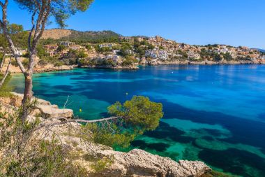 Turkuaz denizde Cala Fornells defne, Mayorka Adası, İspanya