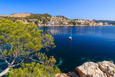 Turkuaz denizde Cala Fornells defne, Mayorka Adası, İspanya