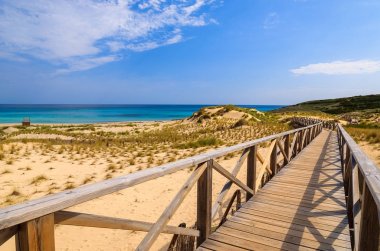 Cala Sa Mesquida Plajı, Mayorka Adası'na ahşap yaya köprüsü