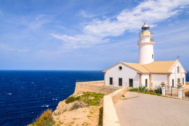 Deniz feneri adada uçurum kenar ve deniz görünümü, Cala Ratjada, Majorca, İspanya