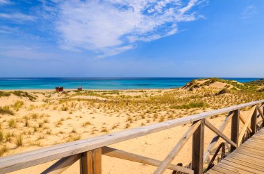 Cala Sa Mesquida Plajı, Mayorka Adası'na ahşap yaya köprüsü