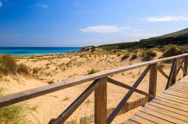 Cala Sa Mesquida Plajı, Mayorka Adası'na ahşap yaya köprüsü