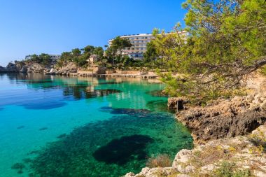 Turkuaz denizde Cala Fornells defne, Mayorka Adası, İspanya