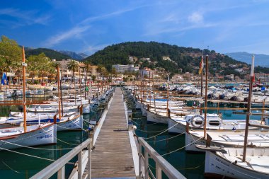 Puerto De Nottingham, Mallorca - 17 Nisan 2013: geleneksel llaut içinde tekne demirlemiş liman eski Nottingham şehir, Balear Adası, İspanya.