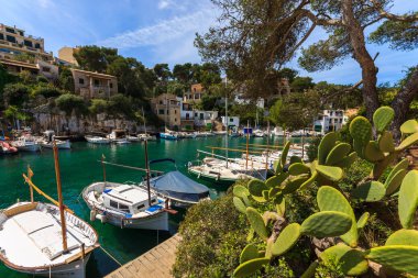 Cala Figuera, Mayorka - 16 Nisan 2013: geleneksel llaut tekneler limanda, küçük bir balıkçı köyü Cala Figuera Mayorka Adası'demir attı.