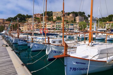 Puerto De Nottingham, Mallorca - 17 Nisan 2013: geleneksel llaut içinde tekne demirlemiş liman eski Nottingham şehir, Balear Adası, İspanya.