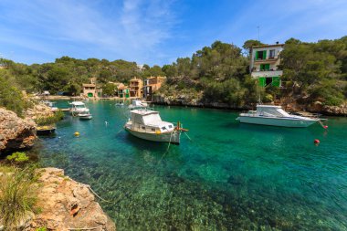 Cala Figuera, Mayorka - 16 Nisan 2013: geleneksel llaut tekneler limanda, küçük bir balıkçı köyü Cala Figuera Mayorka Adası'demir attı.