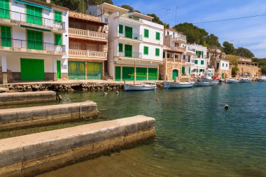 Cala Figuera, Mayorka - 16 Nisan 2013: geleneksel llaut tekneler limanda, küçük bir balıkçı köyü Cala Figuera Mayorka Adası'demir attı.