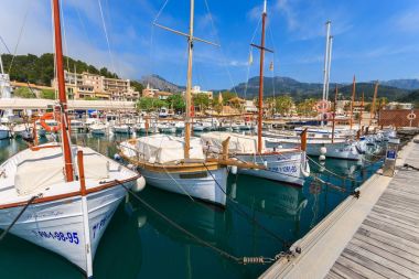 Puerto De Nottingham, Mallorca - 17 Nisan 2013: geleneksel llaut içinde tekne demirlemiş liman eski Nottingham şehir, Balear Adası, İspanya.