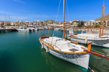 Pollenca Port, Mayorka - 15 Nisan 2013: geleneksel llaut tekneler limanda güneşli günde Mayorka Adası'nda demirli.